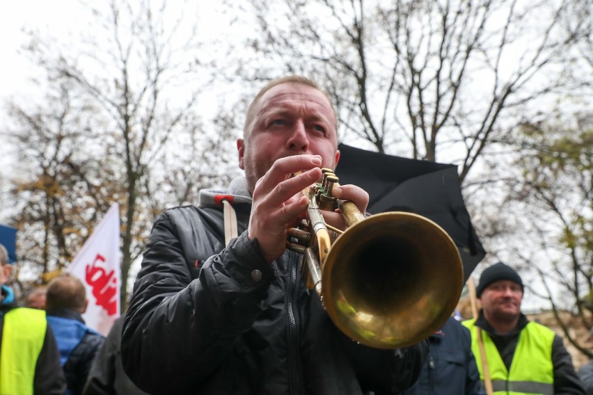 Hutnicy protestowali przeciwko wygaszeniu wielkiego pieca [ZDJĘCIA]