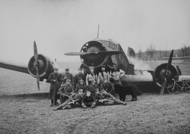 Żołnierze Wojska Polskiego przy samolocie transportowy Ju-52, który został zdobyty po awaryjnym lądowaniu pod Charzynem, 10 marca 1945 r.