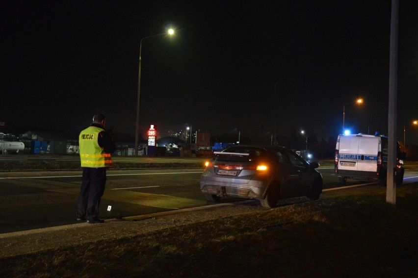 Dramatyczny wypadek na przejściu dla pieszych w Radomiu. Samochód potrącił dwie osoby. Obie trafiły do szpitala. Zobacz zdjęcia