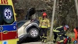 Dachowanie samochodu osobowego w Biczycach Dolnych. Dwie osoby trafiły do szpitala, jedna była zakleszczona w pojeździe