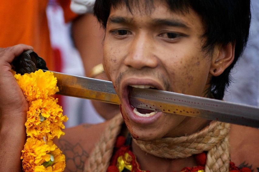 Najbardziej szokujące rytuały na świecie - ZOBACZ brutalne religijne ceremonie