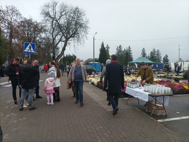 Mieszkańcy odwiedzają groby bliskich