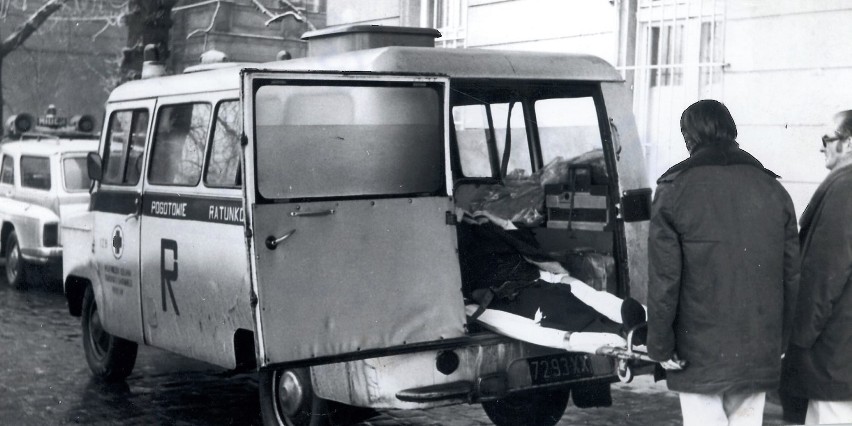 Chory przewożony jest ambulansem (nyska), rok 1987