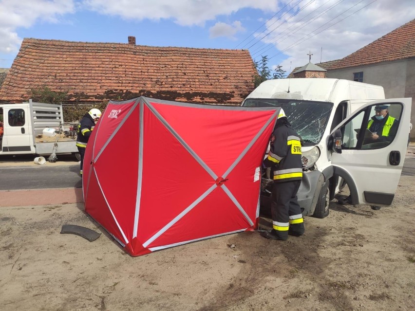 Tragiczny wypadek w Zaborówcu. Bus wjechał w drogowców, dwie osoby nie żyją. To pracownicy Zarządu Dróg Powiatowych