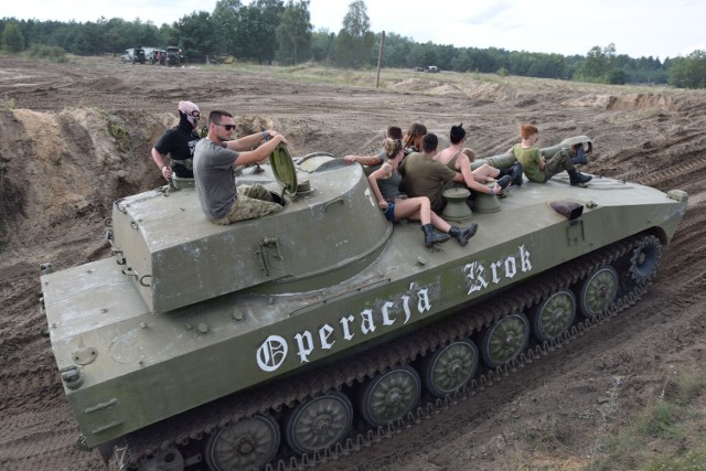 Pojazdy gąsienicowe na zlocie militarnym w Bornem Sulinowie