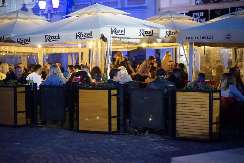 Tłumy na Rynku w Rzeszowie. Od dziś można korzystać z ogródków piwnych. Ciężko o wolne miejsce!