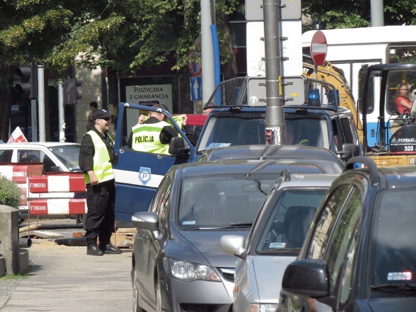Wrocław: Ewakuacja Tauronu w powodu podłożonej bomby (ZDJĘCIA)