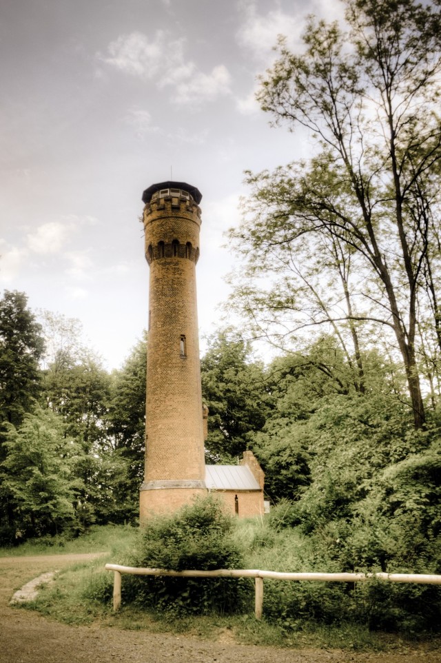 Wieża Bismarcka znajdująca się w okolicy Zielonej Góry na Wzgórzach Piastowskich, a dokładniej na Górze Wilkanowskiej (221m n.p.m.). To jedna z 17 wież zachowanych w Polsce. Ceglana konstrukcja została wzniesiona w 1902 roku. Fotografia wykonana w maju 2014r.