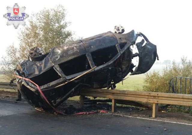 Wola Skromowska: auto zawisło nad rzeką i spłonęło. Kierowca był pijany