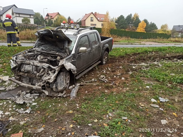 Nissan staranował ogrodzenie i przyłącze gazowe w Nowej Wsi pod Grudziądzem