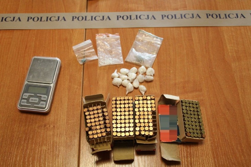 Policjanci znaleźli amunicję i narkotyki w domu 23-latka z gminy Sadki