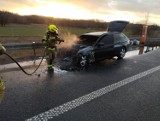 Pożar samochodu na autostradzie gasili dzisiaj strażacy z powiatu poddębickiego ZDJĘCIA