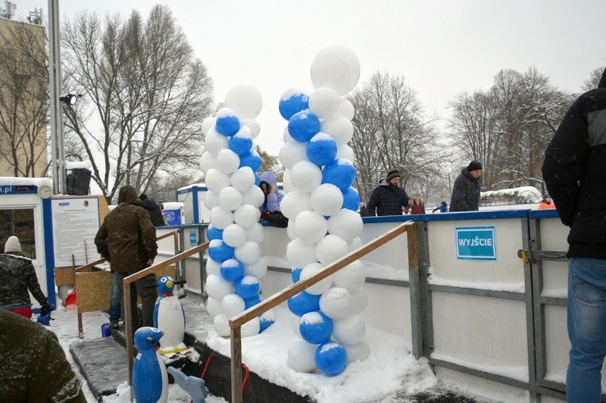 Sztuczne lodowisko miejskie w Stalowej Woli już otwarte. W niedzielę jeździło wiele osób