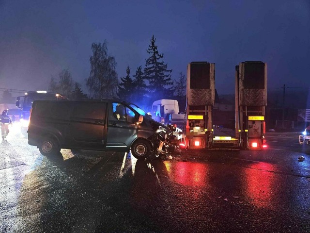 Na zakopiance w Jaworniku zderzyły się samochody osobowy z ciężarowym