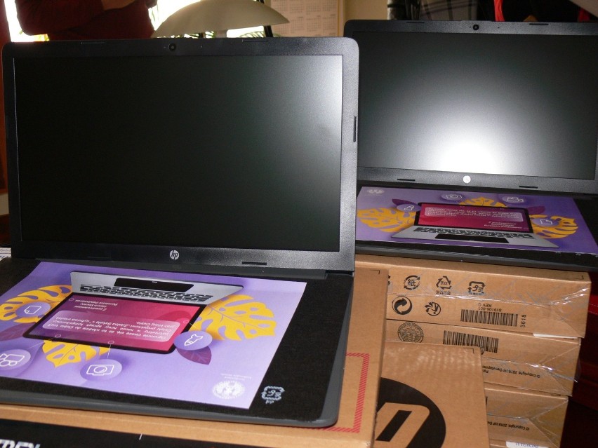 Kolejne laptopy trafiły do uczniów z sandomierskich szkół podstawowych. Szkoły otrzymały coś jeszcze [ZDJĘCIA]