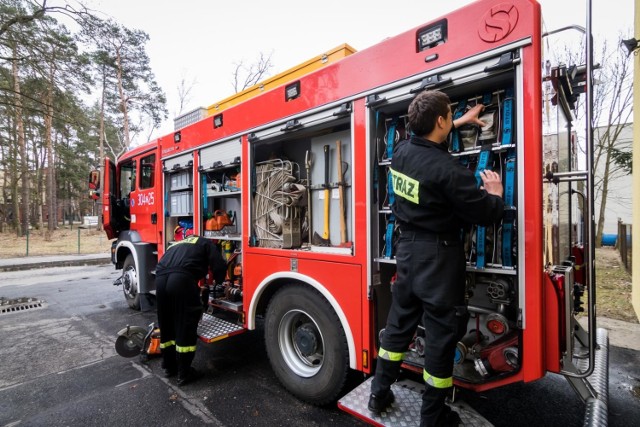 Strażacy nie tylko gaszą pożary. Czasami jadą na wezwanie karetki, która jest za daleko i ratują życie chorym