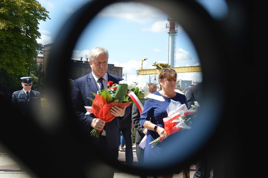 Malbork. Dwie rocznice bardzo ważne dla mieszkańców [ZDJĘCIA]. Kwiaty na cześć działaczy plebiscytowych i ofiar ludobójstwa na Wołyniu