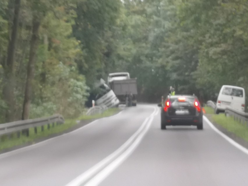 Ciężarówka wjechała do rowu pod Grudziądzem. Droga jest zablokowana