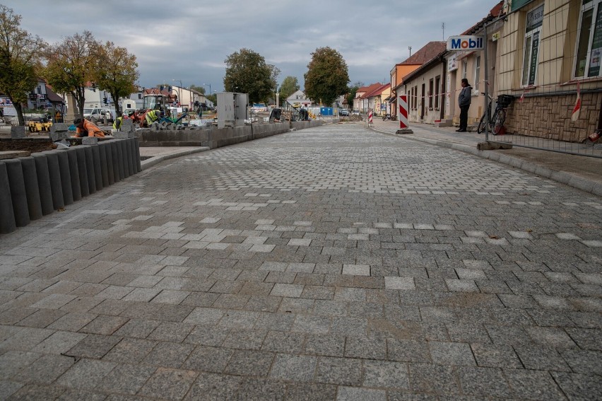 Trwa przebudowa Rynku w Wojniczu. Na placu układane są granitowe płyty i kostka, a odkryta niedawno studnia została już zasypana