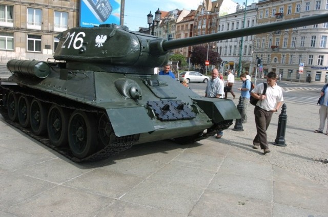 Czołg T-34 przed Zamkiem Cesarskim w Poznaniu