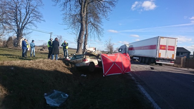 W sobotę (02.03.2019) około godziny 06.40 dyżurny golubsko-dobrzyńskiej policji otrzymał zgłoszenie o wypadku drogowym, do którego doszło w miejscowości Pląchoty gm. Golub-Dobrzyń, na drodze K 15. Na miejsce skierowano policjantów.

Ze wstępnych ustaleń funkcjonariuszy wynika, że 20-letnia kierująca osobowym vw mieszkanka Bydgoszczy, podróżująca z czworgiem pasażerów w stronę Torunia, na prostym odcinku drogi, z nieustalonych przyczyn, zjechała na przeciwległy pas ruchu, a następnie czołowo zderzyła się z nadjeżdżającym ciężarowym iveco. W wyniku zderzenia się pojazdów, 24-letni pasażer vw poniósł śmierć na miejscu. Po upływie kilku godzin od wypadku, pomimo udzielonej pomocy medycznej drugi pasażer vw, 23-letni  mieszkaniec Bydgoszczy zmarł w szpitalu.

Na miejscu pracowali policjanci pod nadzorem prokuratora. Na czas czynności policjanci wyznaczyli objazdy. W chwili obecnej droga K15 jest przejezdna.

Okoliczności i przyczyny tego tragicznego w skutkach wypadku wyjaśni prokuratorskie śledztwo.


Flesz - wypadki drogowe. Jak udzielić pierwszej pomocy?

