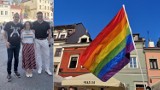 Szczepan Twardoch i Łukasz Orbitowski pojawili się na krakowskiej demonstracji solidarności z aresztowanymi aktywistami LGBT