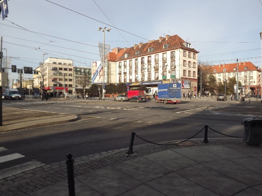 Wrocław: Na skrzyżowaniu ul. Widok i Kazimierza Wielkiego wciąż łamią zakaz