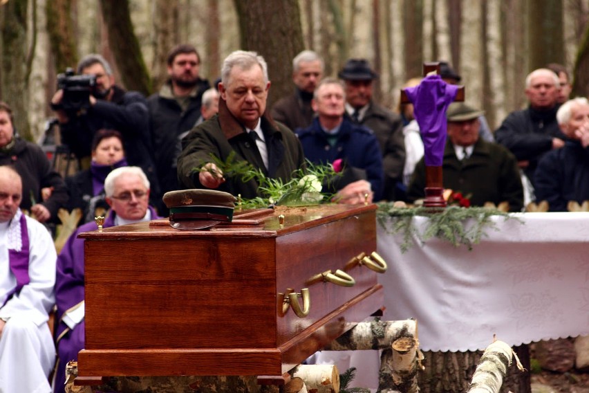 Pogrzeb leśniczego z Dobrzycy. Ponad pół tysiąca osób pożegnało Aleksandrę i Zdzisława Krause [FOTO]