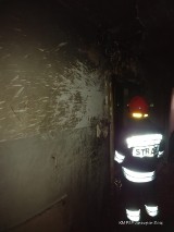 Jastrzębie: ktoś podpalił drzwi mieszkania w bloku przy ul. Kaszubskiej [ZDJĘCIA]