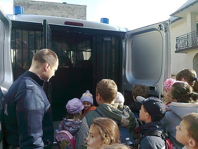 Uczniwie odwiedzili strzyżowskich policjantów