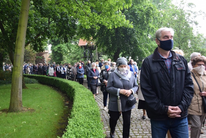 Boże Ciało 2020 Pruszcz Gdański. Wierni przeszli w procesji wokół kościoła Matki Boskiej Nieustającej Pomocy |ZDJĘCIA