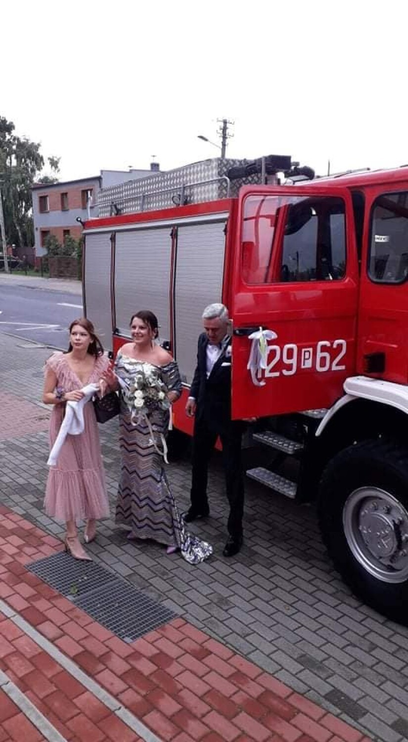 Niechanowo. Strażacy uczcili ślub swojego kolegi! Tak wygląda strażacka bramka ślubna! [FOTO]