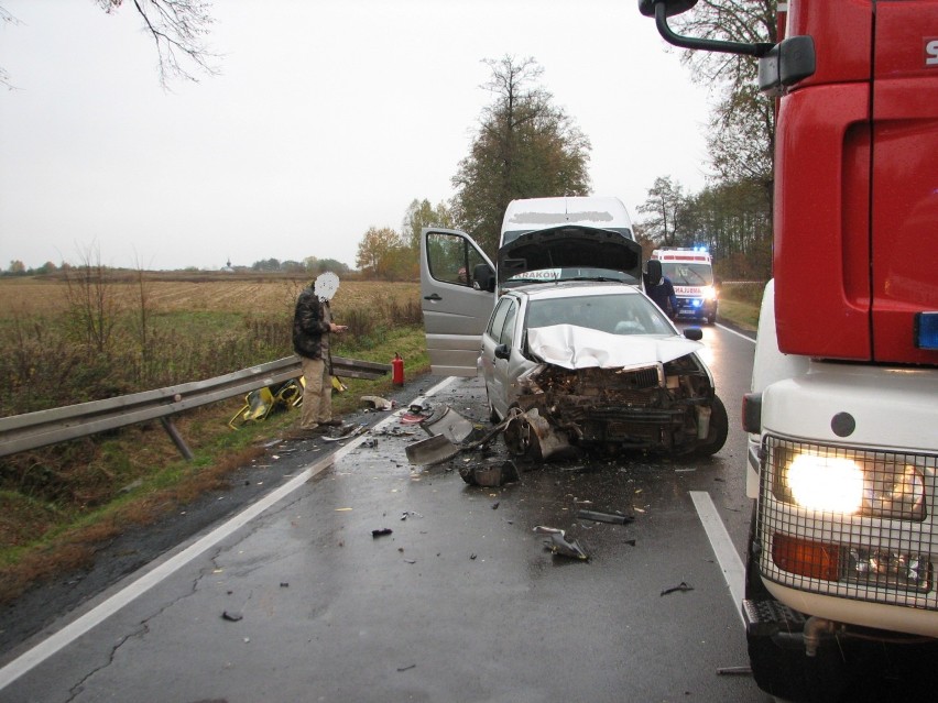 Poważny wypadek na drodze nr 73 w Żelazówce. Cztery osoby ranne