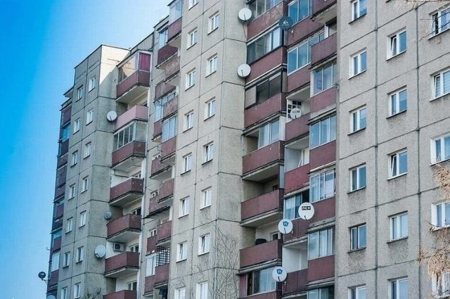 Na licytacjach komorniczych w województwie lubuskiej jest teraz wystawionych 10 mieszkań. Licytacje odbywać się będą w różnych miastach naszego regionu. Mogą być one interesującą propozycją dla osób, które szukają nowego mieszkania w atrakcyjnej cenie. Można też wykorzystać je jako inwestycję i kupienie mieszkania, które potem zostanie wystawione na wynajem.

Sprawdziliśmy oferty licytacji komorniczych w województwa lubuskiego. Trzeba jednak zaznaczyć, że nie wszystkie mieszkania są w dobrym stanie. Część nadaje się do gruntownego remontu. Są jednak i takie, które nie wymagają tak dużego nakładu pracy i pieniędzy. 

Warto pochylić się nad wszystkimi ofertami i sprawdzić, jakie mieszkania na licytację wystawił komornik. Może się okazać, że znajdziesz wśród nich atrakcyjną ofertę. Wszystkie prezentowane na kolejnych slajdach oferty pochodzą ze strony licytacje.komornik.pl.

Sprawdziliśmy najnowsze oferty z województwa lubuskiego. Znajdują się one w galerii na kolejnych slajdach - posługujcie się klawiszami strzałek, myszką lub gestami >>>