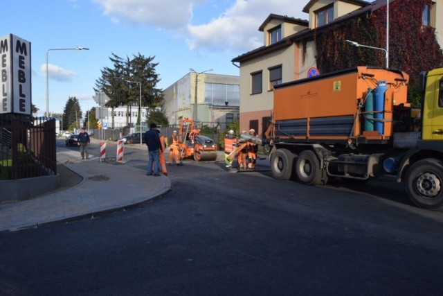 Na ulicy Wolność w Radomiu położony jest już asfalt, trwają ostatnie prace.