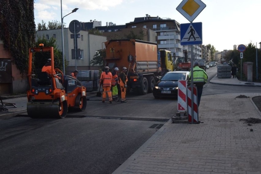 Przebudowa ulicy Wolność w Radomiu na ostatniej prostej. Położono ostatnią warstwę asfaltu, zostało wymalowanie pasów. Zobacz zdjęcia