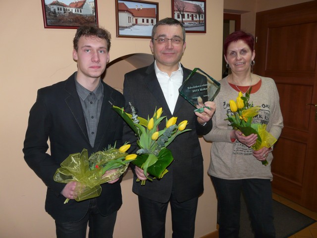 Marek Trzciński (w środku) odebrał honorową statuetkę