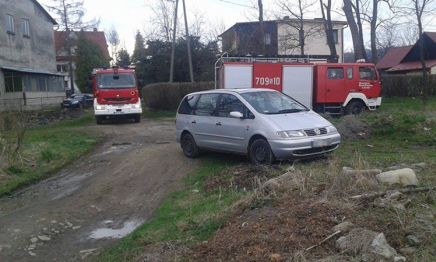 Skażenie rzeki w Jeleśni. Rzeka Koszarawa skażona czerwoną substancją [ZDJĘCIA]