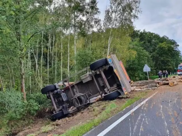 W środę, 7 października po godz. 12.00 doszło do wypadku na terenie gminy Gubin. Na drodze krajowej nr 32, na wysokości miejscowości Pleśno przewróciła się ciężarówka z drewnem.