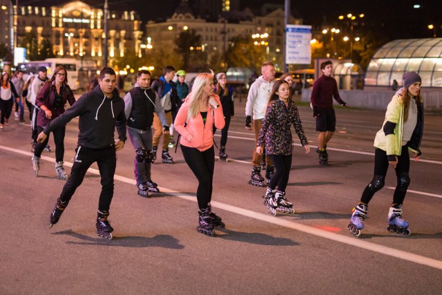 Nightskating Warszawa - kilkuset rolkarzy na zakończenie sezonu [GALERIA]