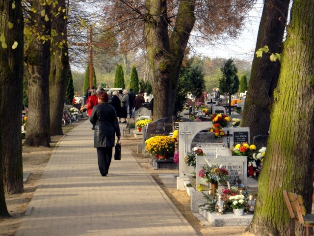 Cmentarz w Nowym Stawie - tu też wielu ludzi przychodzi na groby bliskich.