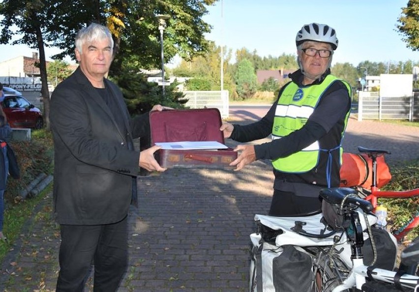 Oświęcim. 69-latek z Bawarii przejechał na rowerze 1300 km, aby upamiętnić małą Żydówkę zamordowaną w niemieckim obozie Auschwitz [ZDJĘCIA]