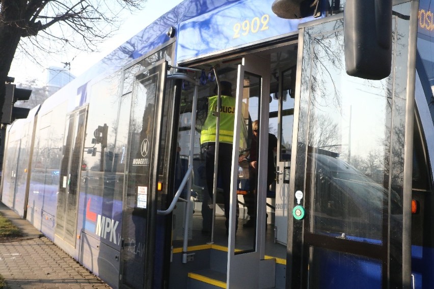 Kobieta wpadła pod tramwaj na ul. Powstańców Śląskich! [ZDJĘCIA]