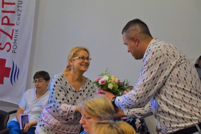 Szpital Gniezno: kwiaty i podziękowania dla pracowników