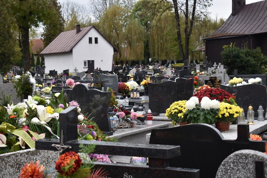 Sądeczanie ruszyli na cmentarze. Kupują kwiaty i zapalają znicze na grobach najbliższych [ZDJĘCIA]