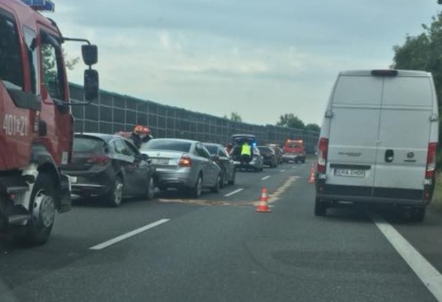 Jak doszło do wypadku na DK 86?

Najpierw zderzyły się trzy pojazdy. 
-&nbsp;Przed samym zjazdem z DK 86 na Będzin. Po chwili nastąpiła kolizja kolejnych dwóch, które jechały w bliskiej odległości - wyjaśnia st. sierż. Tomasz Mogielski z Komendy Powiatowej Policji w Będzinie.