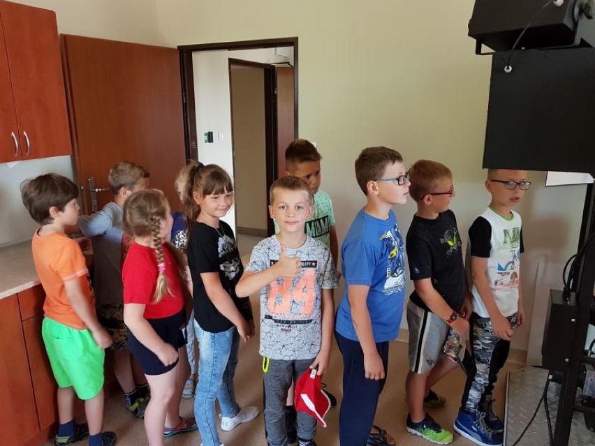 Uczniowie z "Trójki" odwiedzili wolsztyńskich policjantów