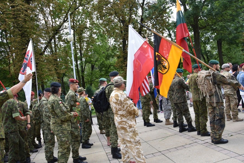 Pielgrzymka Wojskowa z sojusznikami wkroczyło na Jasną Górę ZDJĘCIA