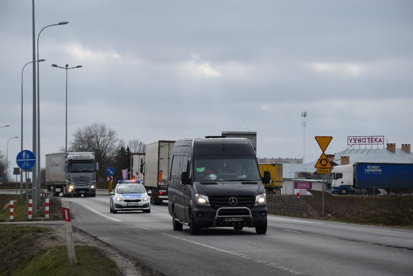 Koronawirus Suwalszczyzna. Białe konwoje przewożą cudzoziemców na granicę z Litwą (17.03.2020)