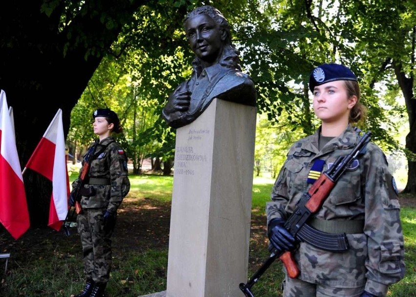 Kraków. "Powiedzcie mojej babci, że zachowałam się jak trzeba". 76. rocznica śmierci Danuty Siedzikówny "Inki"